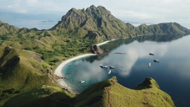 How Labuan Bajo weather affects private boat tours