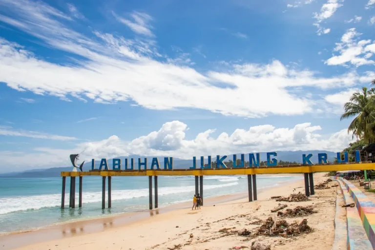 What to wear on a Labuan Bajo private boat charter